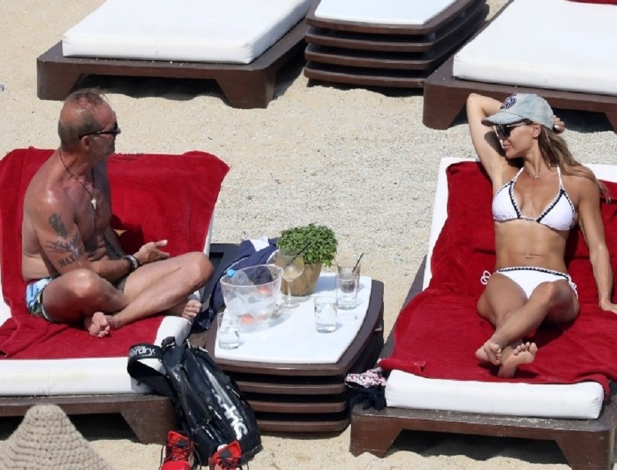 Πέτρος Κωστόπουλος: Στην παραλία με την Νικολέττα Καρρά! Δεν έπαιρνε στιγμή το βλέμμα από πάνω της! (pics)
