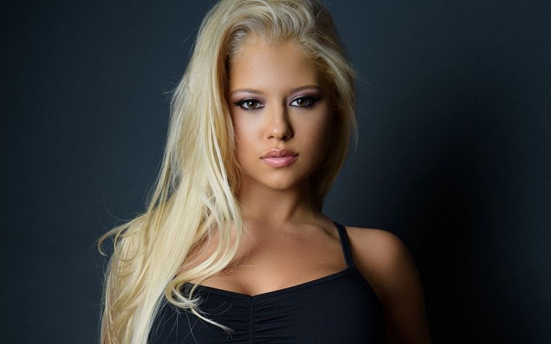 Η Lauren Luongo δε σταματά να αναστατώνει τον κόσμο (pics)
