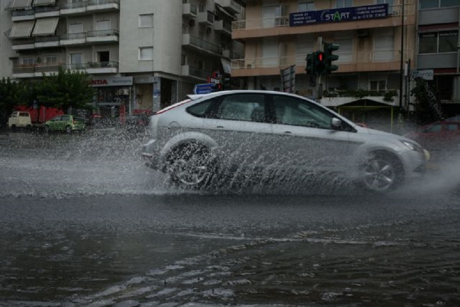 Η κακοκαιρία «χτύπησε» την Αττική – Μποτιλιάρισμα από την ισχυρή καταιγίδα