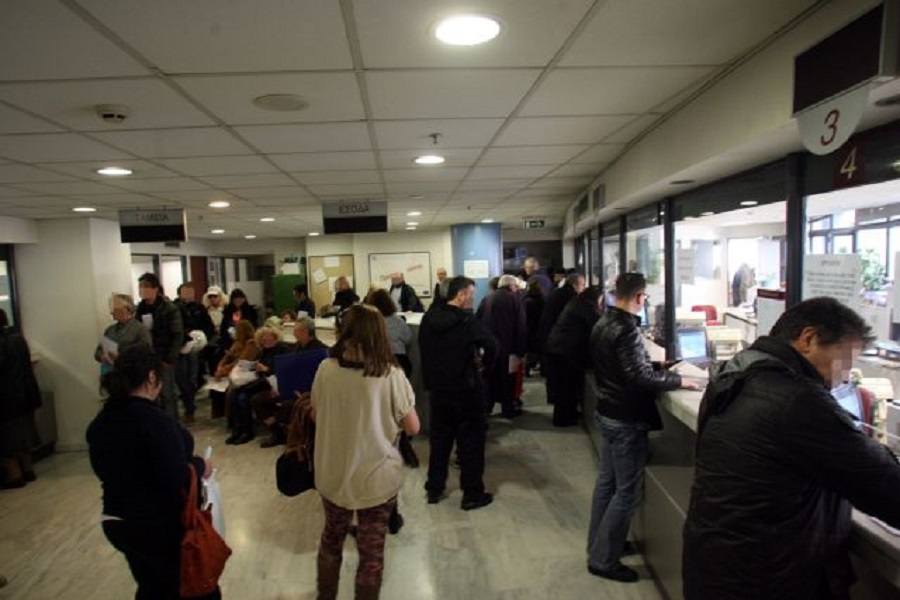 Έρευνα: Δουλεύουμε τους μισούς μήνες του χρόνου για να πληρώνουμε φόρους