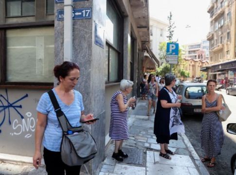 Σεισμός στην Αθήνα: Πανικόβλητοι οι Αθηναίοι βγήκαν στους δρόμους (pics)