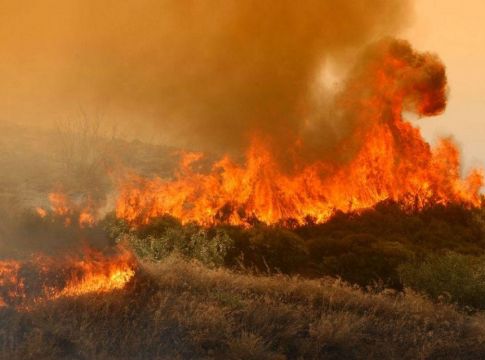 Σε εξέλιξη φωτιά στη Μάνη