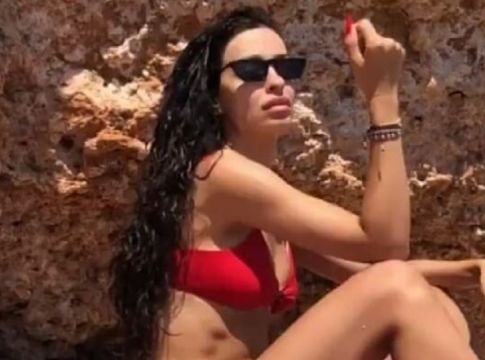 Ελένη Φουρέιρα: Η ενόχλησή της στην παραλία και η άσεμνη χειρονομία! (vid)