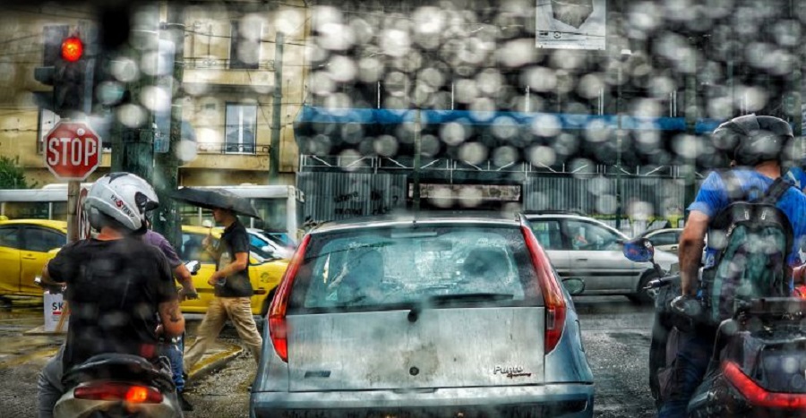 Καιρός : Σοβαρά προβλήματα στους δρόμους λόγω της βροχής