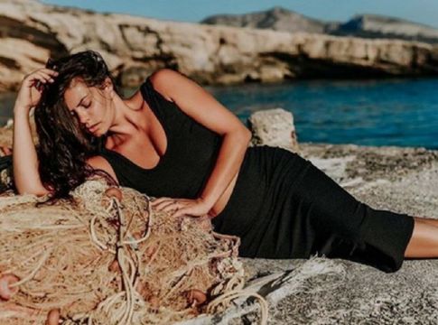 Η Κορινθίου ποζάρει με μαγιό και ανεβάζει την θερμοκρασία (pics)