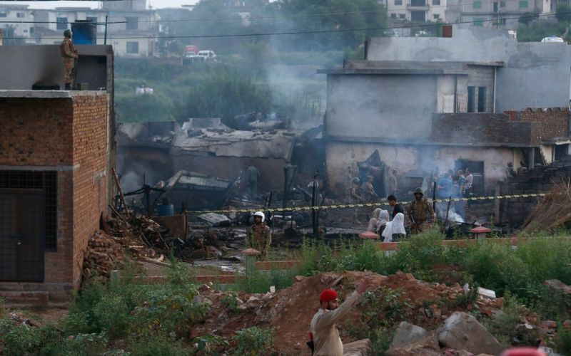 Πακιστάν: Συγκλονιστικό βίντεο με τη συντριβή αεροσκάφους σe σπίτια (vid)