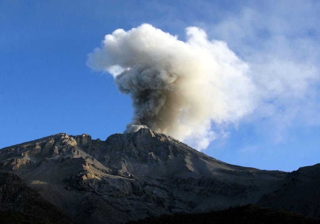 Ξύπνησε το ηφαίστειο Ουμπίνας στο Περού – Επείγουσα εκκένωση για 1.000 κατοίκους