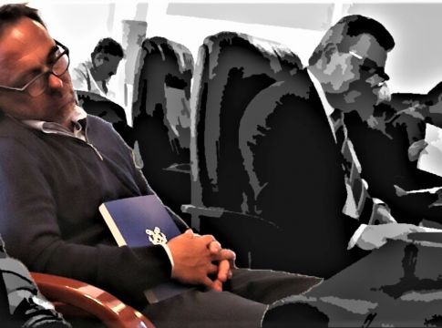 Πέτρο, ξύπνησες; Καφεδάκι;