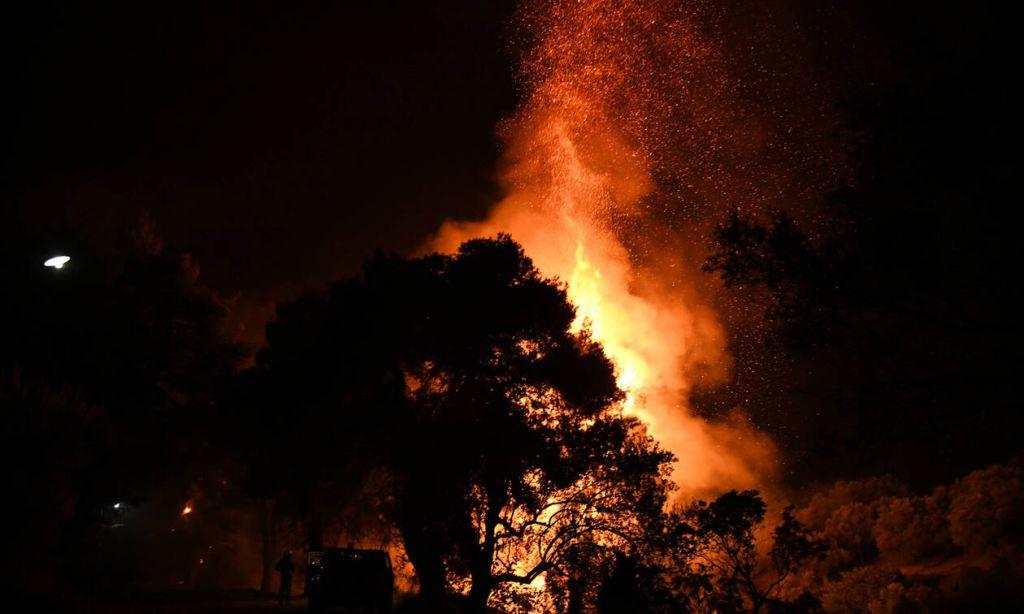 Κόλαση φωτιάς στην Εύβοια: Εκκενώθηκαν οικισμοί τη νύχτα – Σηκώνονται τα εναέρια μέσα
