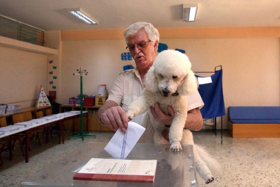 Τα viral των εκλογών 2019: Στις κάλπες με σαγιονάρα, μαγιό, κατοικίδια και… άλογα