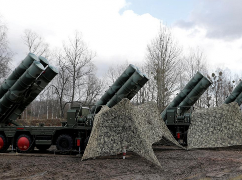 Οι πύραυλοι S-400 έφτασαν στην Τουρκία, παρά τις απειλές της Ουάσιγκτον