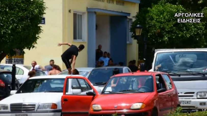Video ντοκουμέντο από το απίστευτο ξύλο στο Ναύπλιο: Μαχαίρια και ρόπαλα σε διανομή τροφίμων (vid) | to10.gr Video ντοκουμέντο από το απίστευτο ξύλο στο Ναύπλιο: Μαχαίρια και ρόπαλα σε διανομή τροφίμων (vid) | to10.gr