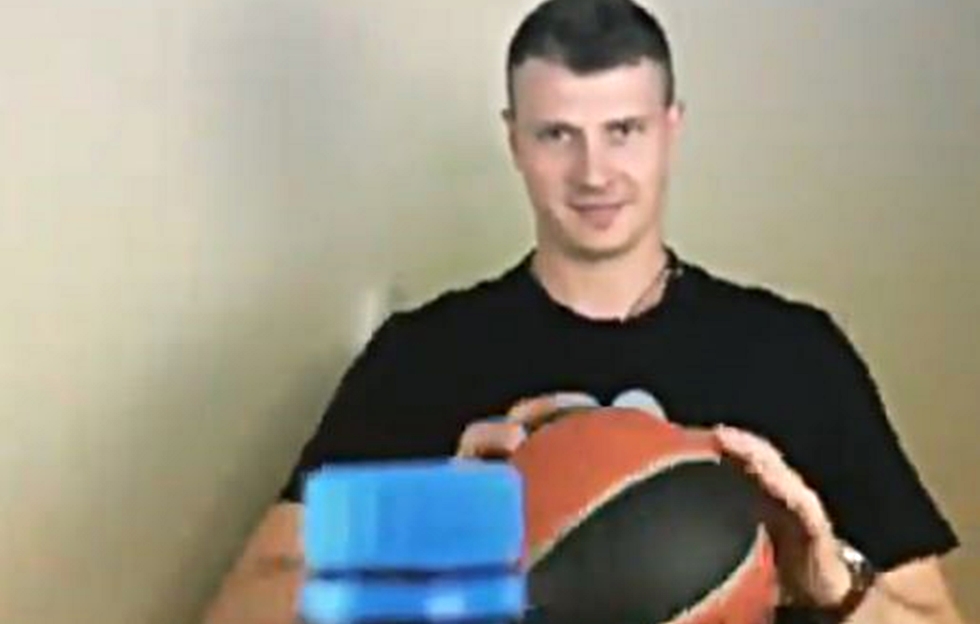 Απίστευτος Βοροντσέβιτς, άνοιξε μπουκάλι με μπάλα μπάσκετ