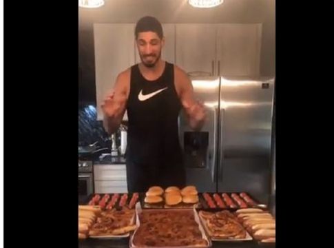 Ο Καντέρ «γουρούνιασε»: Έφαγε τα… πάντα! (vid)