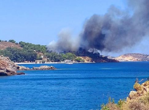 Συναγερμός στην Πυροσβεστική: Πυρκαγιά στη Λέρο – Απομακρύνθηκαν λουόμενοι