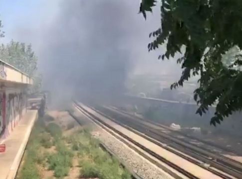 Φωτιά στην Πειραιώς – Διακοπή της κυκλοφορίας (vid)