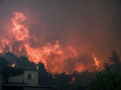 Πύρινη λαίλαπα στην Εύβοια: Χωριά παραδόθηκαν στις φλόγες, δύσκολο το έργο των εναέριων μέσων