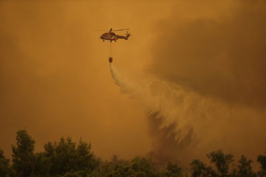 Δίπλα στους πιλότους των Canadair που «μάχονται» στην Εύβοια ο αρχηγός Αεροπορίας