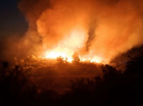 Δύσκολη νύχτα στο Ξυλόκαστρο – Μεγάλη μάχη με τις φλόγες