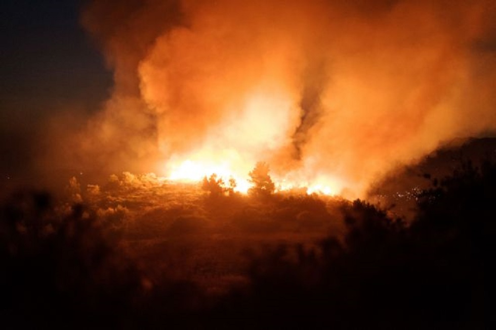 Δύσκολη νύχτα στο Ξυλόκαστρο – Μεγάλη μάχη με τις φλόγες