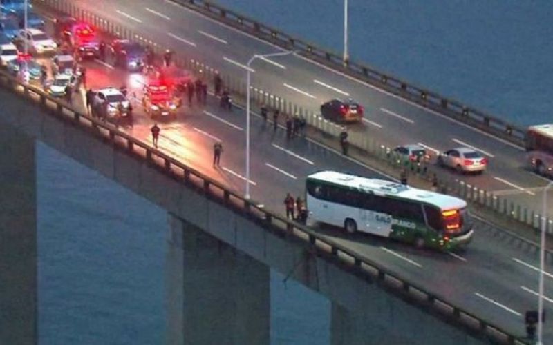 Ενοπλος κρατά ομήρους σε λεωφορείο στο Ρίο ντε Τζανέιρο