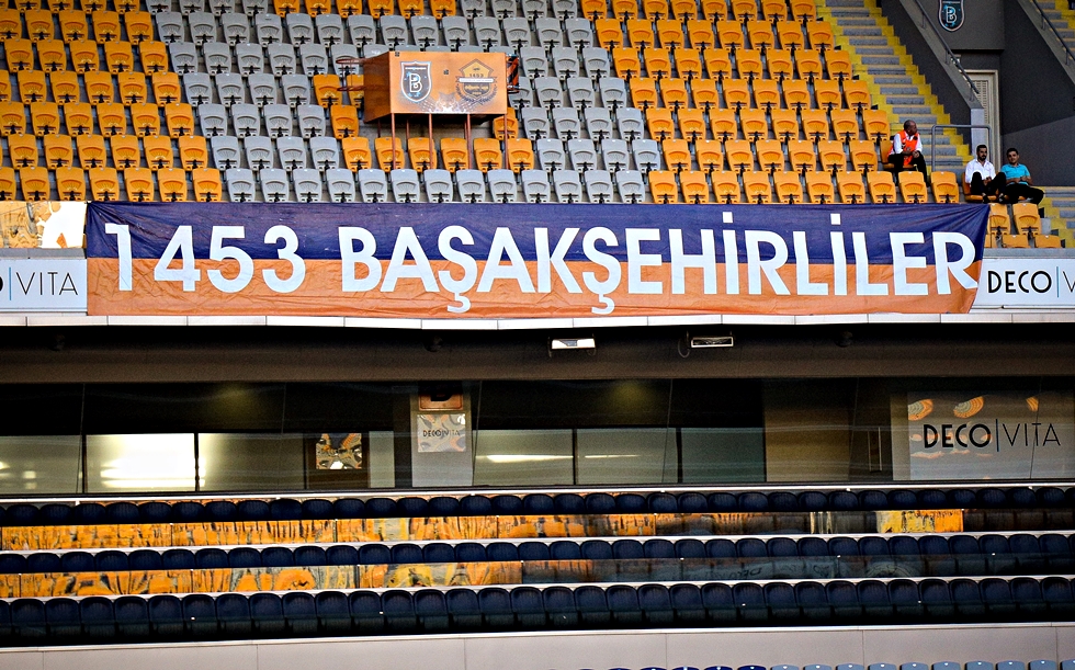 Πανό με το «1453» σήκωσαν οι οπαδοί της Μπασάκσεχιρ στο γήπεδο (pic)
