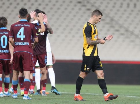 Εκτός εαυτού ο Βράνιες: Χτύπησε δύο αντιπάλους (vid)