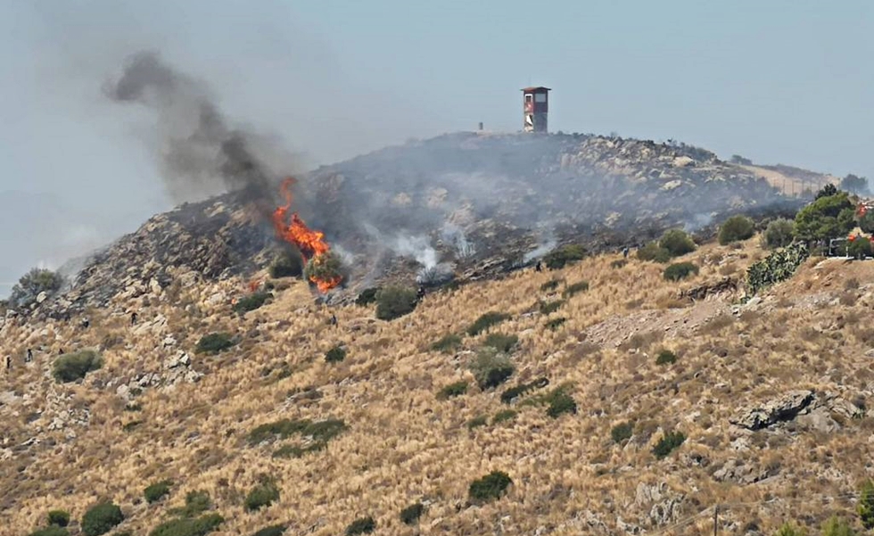 Φωτιά στον Υμηττό κοντά σε σπίτια