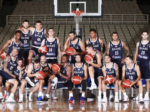 ΕΟΚ: «Στη σειρά και σοβαρούς ή σε πιο… ελεύθερο στυλ;» (pics)