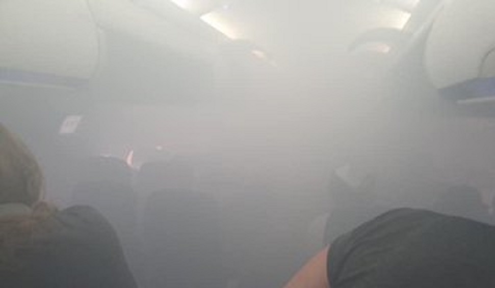 Ισπανία: Έκτακτη προσγείωση αεροπλάνου – Γέμισε καπνό