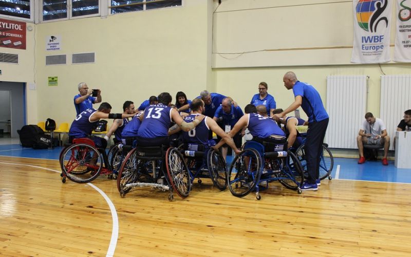 Δείχνουν το φεγγάρι και κοιτάμε το δάχτυλο