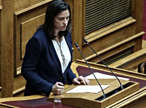 Επιμένει η Κεραμέως ότι ο μέσος όρος του αριθμού των μαθητών ανά τμήμα είναι 17