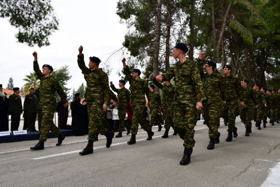 Λιπόθυμοι 15 φαντάροι στο στρατόπεδο Θήβας- Καταγγέλλουν καψόνια στους 40 βαθμούς