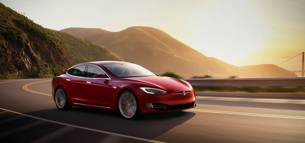 Στα δικαστήρια η Tesla με σύμμαχο την Apple