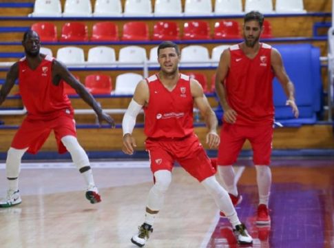 Ο Γκιστ στα… ερυθρόλευκα (pics)