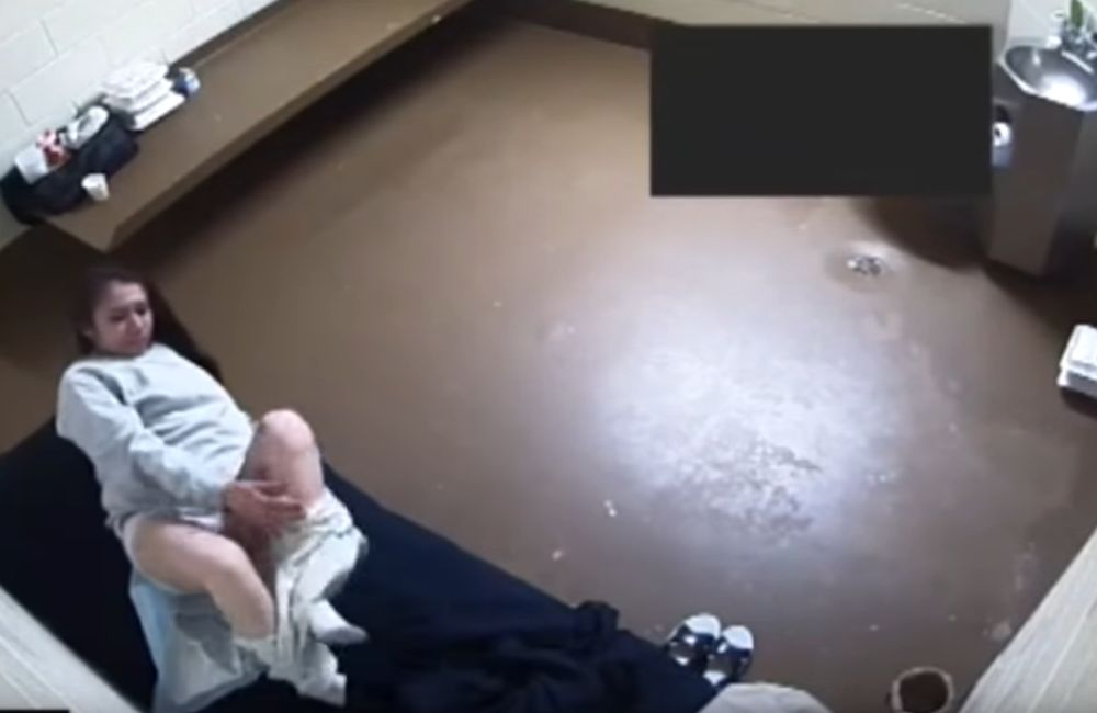Βίντεο-σοκ: Την άφησαν να γεννήσει μόνη στο κελί της φυλακής