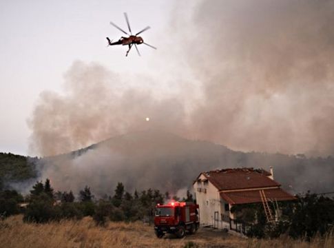 Στη «μάχη» με τις φλόγες συνδράμουν τα εναέρια μέσα