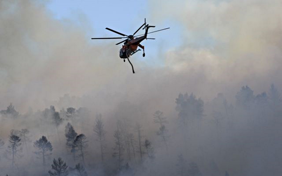 Δύσκολες μάχες με τις φλόγες: Πυκνοί καπνοί στην Εύβοια εμποδίζουν τα αεροσκάφη