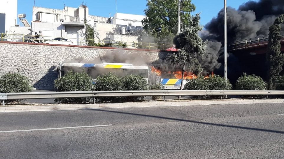 Νέα Φιλαδέλφεια: Φωτιά σε λεωφορείο του ΟΑΣΑ – Κυκλοφοριακό χάος στην Αθηνών-Λαμίας
