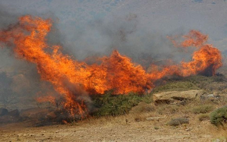 Μαίνεται πυρκαγιά σε δασική έκταση στο Ξυλόκαστρο