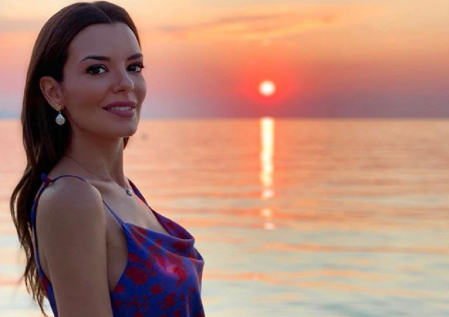 Νικολέτα Ράλλη: Στο κρεβάτι αγκαλιά με τον σύντροφό της