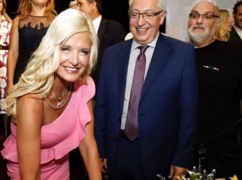 Μαρίνα Πατούλη: Έκανε πάταγο με το ροζ φόρεμα στην ορκωμοσία της! (pics)