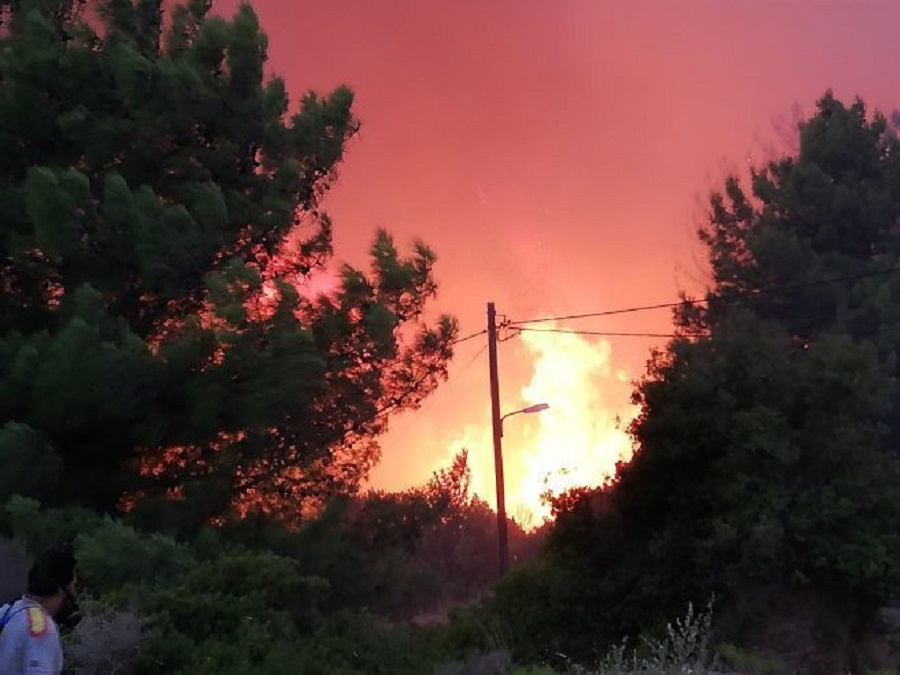 Σε ύφεση η φωτιά στη Σάμο – Ενισχύθηκαν οι δυνάμεις στα Κύθηρα