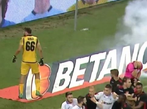 Ταυτοποιήθηκε ο οπαδός που πέταξε την κροτίδα στο Κραϊόβα – Χόνβεντ