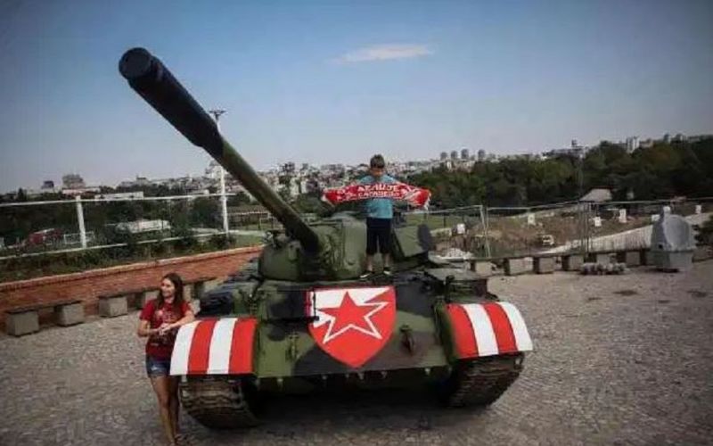 Πήγαν… τανκ έξω από το γήπεδο οι οπαδοί του Ερυθρού Αστέρα (pics)