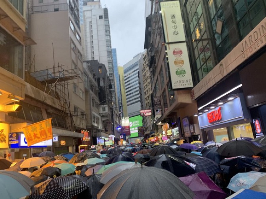 Χονγκ Κονγκ: Η «θάλασσα» από πολύχρωμες ομπρέλες
