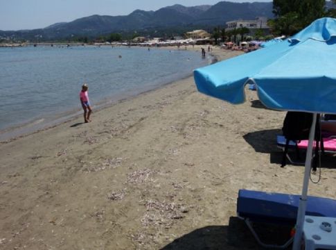 Καιρός: Στο κόκκινο ο υδράργυρος – Παραμένουν τα μελτέμια