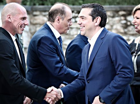 Είδε την ταινία «Ενήλικοι στο Δωμάτιο» του Γαβρά ο Τσίπρας – Το σχόλιο του Βασιλικού