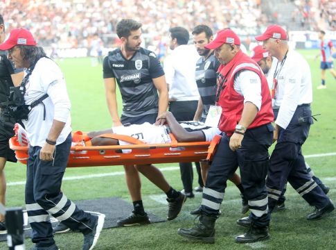 ΠΑΟΚ: Τραυματίστηκε ο Βαρέλα, έφυγε με φορείο! (pics)