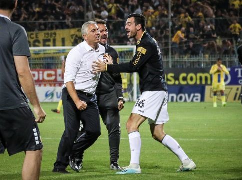 Ο Κωστένογλου της δίνει το φιλί της ζωής…